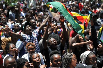 Mnangagwa, exvicepresidente del país, es el principal candidato a sustituir a Mugabe en la presidencia y el nuevo candidato oficialista para las elecciones presidenciales de 2018 tras ser nombrado líder del partido gobernante en sustitución del todavía jefe de Estado, de 93 años. En la imagen, un hombre ondea una bandera nacional en una manifestación de estudiantes de la Universidad de Zimbabue el 20 de noviembre.