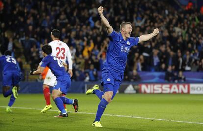 El jugador del Leicester, Robert Huth, celebra el gol marcado por su compañero Wes Morgan.