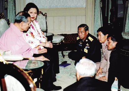 El rey de Tailandia, Bhumibol Adulyadej (i), y la reina Sirikit, durante un encuentro con los dirigentes militares golpistas, a los que recibieron en audiencia en Bangkok. En la imagen, desde la izquierda: Chalit Phukpasuk, jefe de la Fuerza Aérea; Satiraphan Kayanont, jefe de la Armada, y el jefe del Ejército, Sonthi Bonyaratglin, 21 de mayo de 2006.