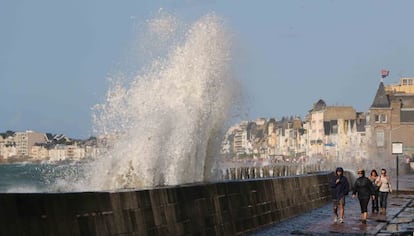 Olas en la bah&iacute;a de Saint-Malo, en la Breta&ntilde;a francesa.