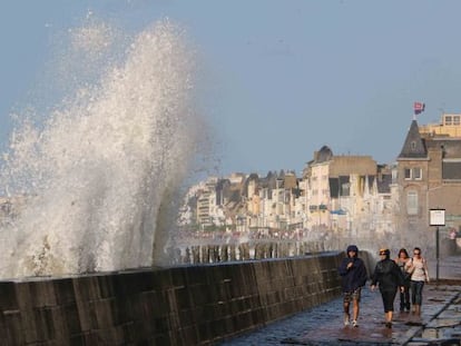 Olas en la bah&iacute;a de Saint-Malo, en la Breta&ntilde;a francesa.