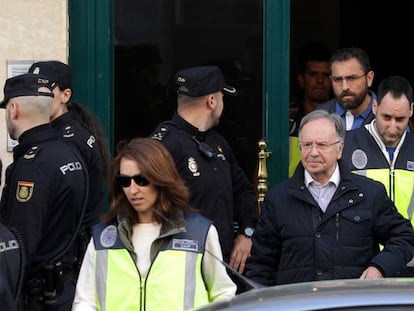 El presidente de Manos Limpias, Miguel Bernad, detenido tras el registro de su sede. 