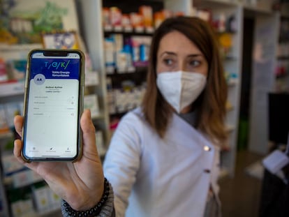 La farmacéutica Ane Ayllon muestra la aplicación en el móvil con la que controla el consumo de energía proveniente de placas solares en Zumárraga.