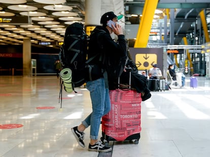 Un chico con el equipaje en la T4 del aeropuerto Adolfo Suárez, Madrid-Barajas.