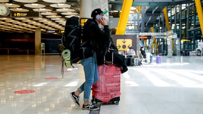 Un chico con el equipaje en la T4 del aeropuerto Adolfo Suárez, Madrid-Barajas.