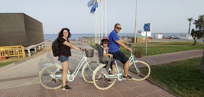 La familia al completo. Patricia, Ángel y la hija de ambos, el verano pasado en Roquetas de Mar, Almería. Foto del álbum familiar.