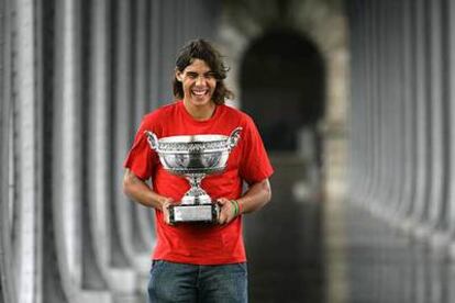 Rafael Nadal, ayer en París, posa sonriente con su trofeo bajo el puente de Bir-Hakeim.