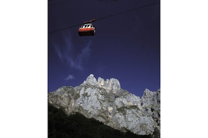 A poco más de 28 kilómetros de Potes, en el valle cántabro de Liébana, se encuentran las instalaciones del teleférico de Fuente Dé, una cómoda forma de acceder al Macizo Central de los Picos de Europa, tras una ascensión de 750 metros de desnivel hasta el Mirador del Cable, a 1.847 metros de altitud.