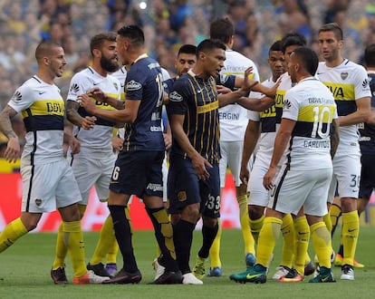 Teo Gutiérrez es increpado por todo el equipo de Boca.
