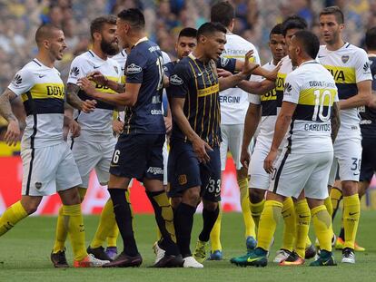 Teo Guti&eacute;rrez es increpado por todo el equipo de Boca.