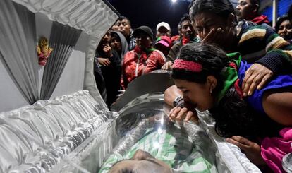 Familiares de las víctimas lloran durante el funeral por cinco guardianes indígenas asesinados durante un ataque presuntamente perpetrado por un grupo de insurgentes contrarios a los Acuerdos de Paz en Colombia en Toribio, departamento de Cauca, Colombia, el 31 de octubre. 