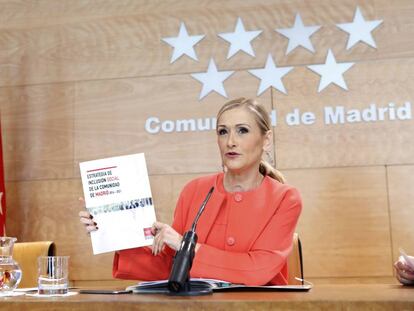 Cifuentes anuncia una tarjeta que facilitará el acceso a las ayudas sociales