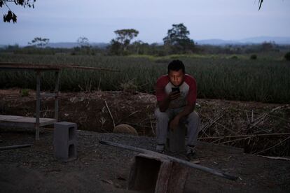 Un trabajador descansa después de su turno.