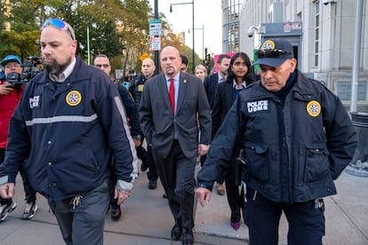 Fiscales de Nueva York salen del tribunal después del juicio de Genaro García Luna.