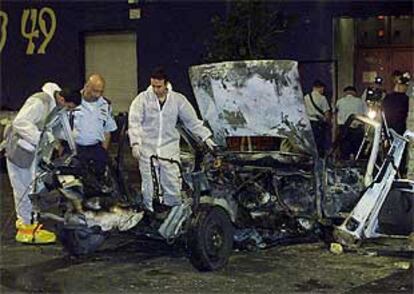 La policía israelí inspecciona el coche bomba.