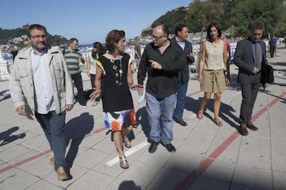 Rebordinos, centro, charla con la consejera Uriarte antes de presentar las producciones vascas que se proyectarán en el Zinemaldia.