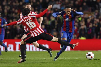 Neymar Da Silva lucha con el defensa del Athletic de Bilbao Xabier Etxeita durante el partido correspondiente a la vuelta de los octavos de final de la Copa del Rey.