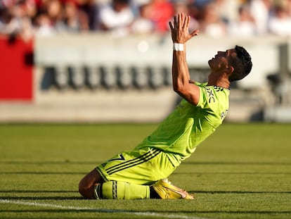 Cristiano Ronaldo se lamenta de una jugada durante el partido entre el Brentford y el Manchester United este sábado.