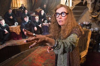 Emma Thompson caracterizada como la profesora de adivinación, Sybil Trelawney, en Harry Potter (2007)