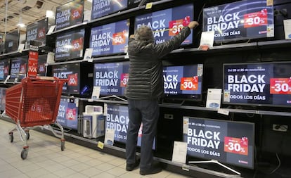 Un cliente en la sección de televisores de un centro comercial el pasado Black Friday.