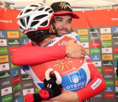 Jesús Herrada celebra su liderazgo en la Vuelta tras la etapa Mondoñedo-Estaca de Bares en septiembre de 2018.