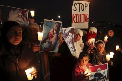 Un grupo de ciudadanos sirios residentes en Jordania se han manifestado en solidaridad de sus compatriotas portando pancartas que piden el fin de la violencia en ciudades como Deraa y mostrando imágenes de las víctimas del Ejército.