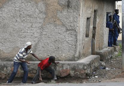 Manifestantes se preparan para lanzar piedras a la policía durante una protesta contra el presidente de Burundi, Pierre Nkurunziza, que prepara su candidatura para un tercer mandato en Bujumbura.