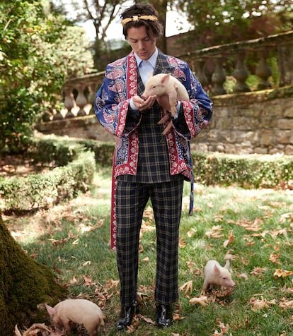 Rodeado de cerditos en la Villa Lante, situada cerca de Viterbo, al norte de Roma. Así posa Harry Styles en la nueva campaña publicitaria de sastrería masculina de la colección Crucero 2019 de Gucci. Tras la devoción por el posado con corderitos, un clásico que nunca pasa de moda, los cochinillos son tendencia en la moda.