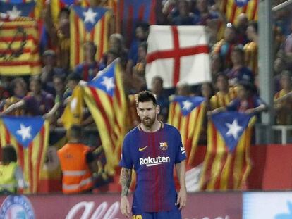 Messi, con las esteladas en Montilivi de fondo.