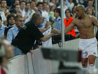 Roberto Carlos entrega su camiseta a Ochaíta, líder de Ultras Sur.
