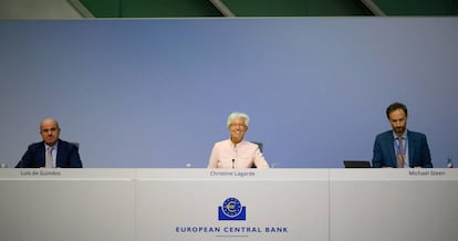 La presidenta del BCE, Christine Lagarde (C), junto al vicepresidente,Luis de Guindos, y el portavoz del BCE, Michael Steen