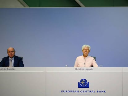 La presidenta del BCE, Christine Lagarde (C), junto al vicepresidente,Luis de Guindos, y el portavoz del BCE, Michael Steen