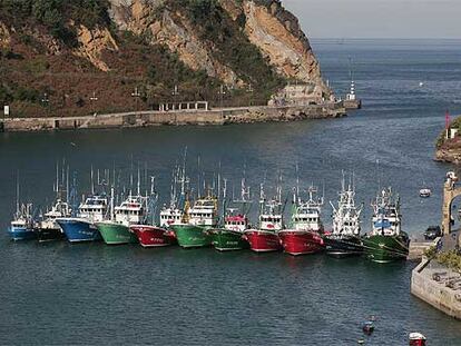 La flota de bajura guipuzcoana, ayer durante el bloqueo del puerto de Pasajes por la carestía del petróleo.