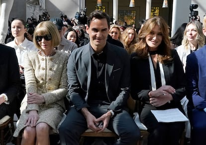 De izquierda a derecha, Anna Wintour, Roger Federer y Carla Bruni, este lunes durante la presentación de la muestra en el Metropolitan de Nueva York.