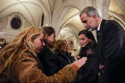 Los Reyes atendían a familiares de víctimas de la dana tras la misa en la Catedral de Valencia.