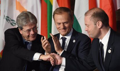 El primer ministro italiano, Paolo Gentiloni (izquierda), saluda al primer ministro de Malta, Joseph Muscat, en presencia del presidente del Consejo Europeo, Donald Tusk.