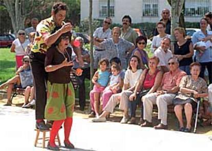 La compañía Espiral representa en la plaza de la Hispanidad de Alcorcón <b></b><i>Baba Bobo, </i>dentro del Festival de Teatro de Calle.