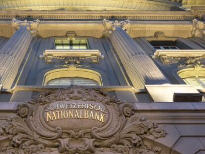 Vista de la fachada del Banco Nacional Suizo, en Berna, Suiza.