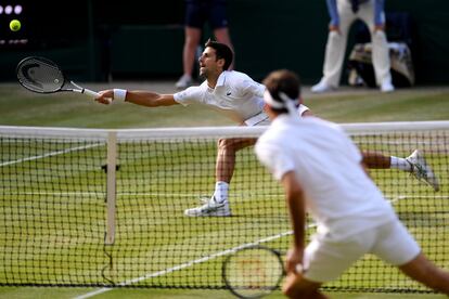 Federer y Djokovic, en la final de Wimbledon.