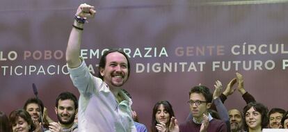 El secretario general de Podemos, Pablo Iglesias, pasa ante el secretario pol&iacute;tico del partido, &Iacute;&ntilde;igo Errej&oacute;n
