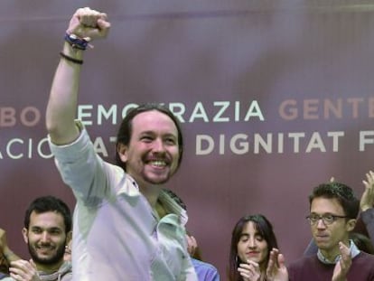 El secretario general de Podemos, Pablo Iglesias, pasa ante el secretario pol&iacute;tico del partido, &Iacute;&ntilde;igo Errej&oacute;n