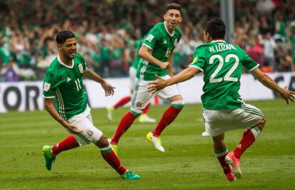 Vela, herrera y Lozano durante un partido con México.