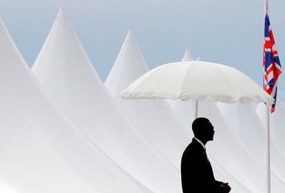 Un hombre descansa bajo un parasol en el Festival de Cannes 2017.