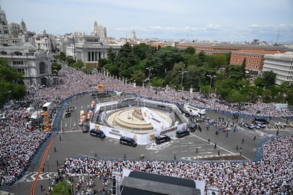 The Real Madrid players arrive by bus to the Plaza de Cibeles this Sunday.
