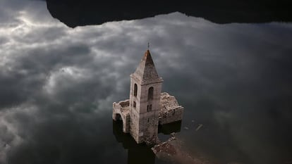 Igreja submergida em Vilanova de Sau, Catalunia, Espanha, 11 de janeiro 2018