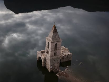 Igreja submergida em Vilanova de Sau, Catalunia, Espanha, 11 de janeiro 2018