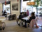 Varias personas ayer en un bar de Terrassa, día en el que volvieron a abrir estos establecimientos en Cataluña.