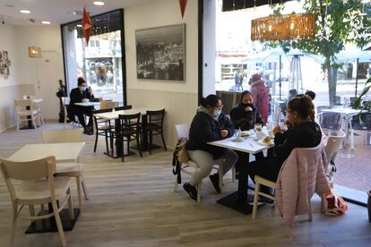 Varias personas en un bar de Terrassa este lunes, día en el que volvió a abrir la restauración en Cataluña.