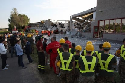 Trabajadores de los equipos de rescate ante una f&aacute;brica en Medolla.