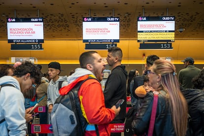 Pasajeros de un vuelo de Viva Air esperan a ser reacomodados en un avión de Avianca, en Bogotá, el pasado 30 de marzo.